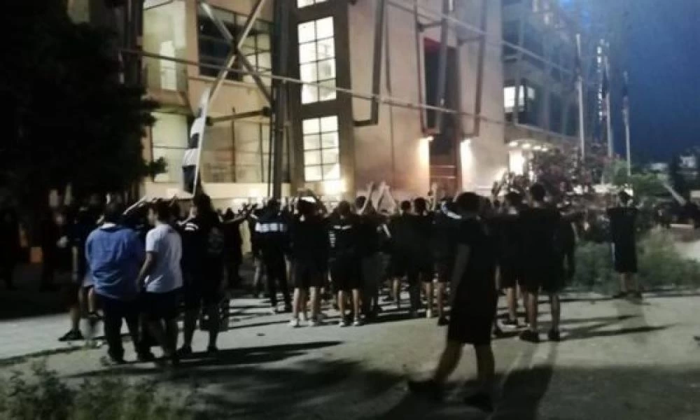 Άγριο ξύλο μεταξύ οπαδών της ΑΕΚ και του ΠΑΟΚ στην Πάτρα